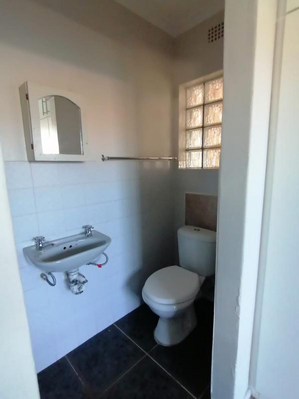 To Let 2 Bedroom Property for Rent in Pelikan Park Western Cape